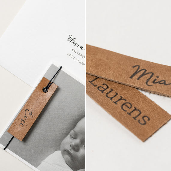 Verschil tussen bedrukte of gekalligrafeerde leren labels voor op geboortekaartjes