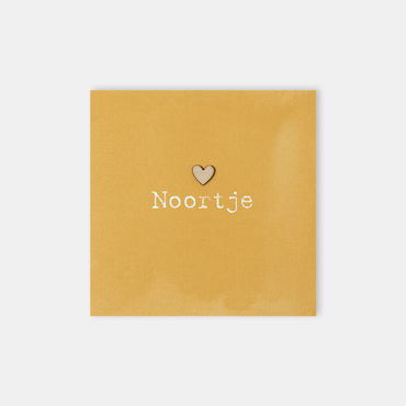 Geboortekaartje Noortje_houten hart_okergeel_130x130_voorkant