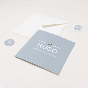 Minimalistich geboortekaartje voor een jongen | naam preeg | houten mini-strikje