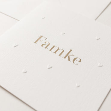 Minimalistisch geboortekaartje met hartjes preeg | bling goud