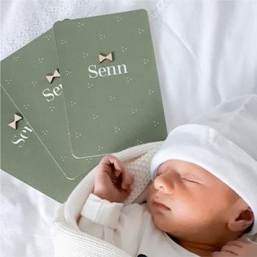 Stoer, mosgroen geboortekaartje voor een jongen met houten strikje