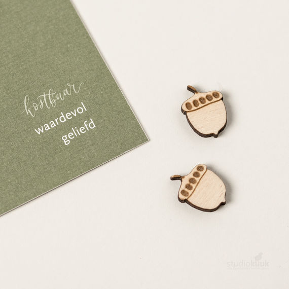 Winters geboortekaartje met houten eikels