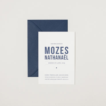 Deftig blauw geboortekaartje voor een jongen met bijpassende envelop