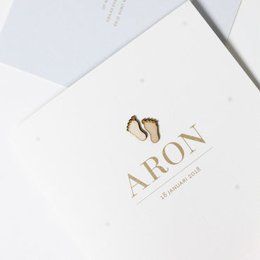 Stoer geboortekaartje met houten voetjes | oud blauw + bling goud