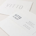 Geboortekaart Vitto met letterpers in deftig blauw