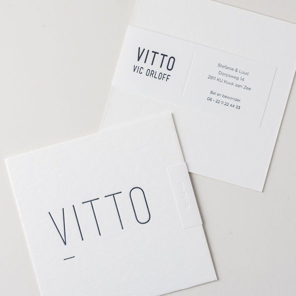 Geboortekaart Vitto met letterpers in deftig blauw