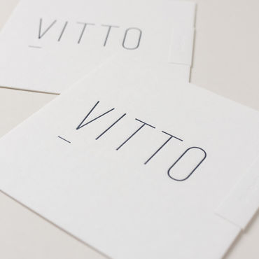 Minimalistisch geboortekaartje voor een jongen | letterpers | deftig blauw