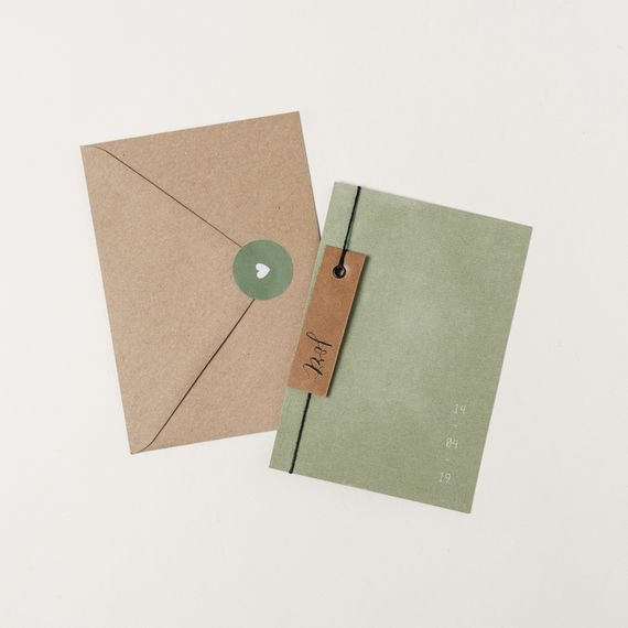 Modern geboortekaartje in het mosgroen met leren label