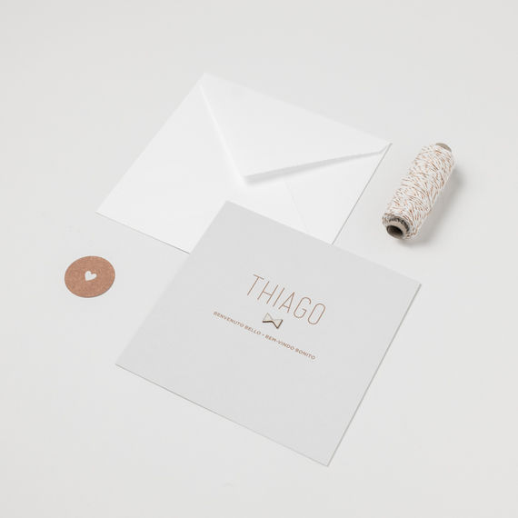 Scandinavisch geboortekaartje | houten mini-strikje | zacht grijs