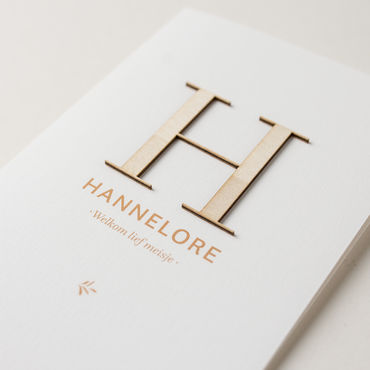 Geboortekaartje Hannelore | okergeel | houten letter