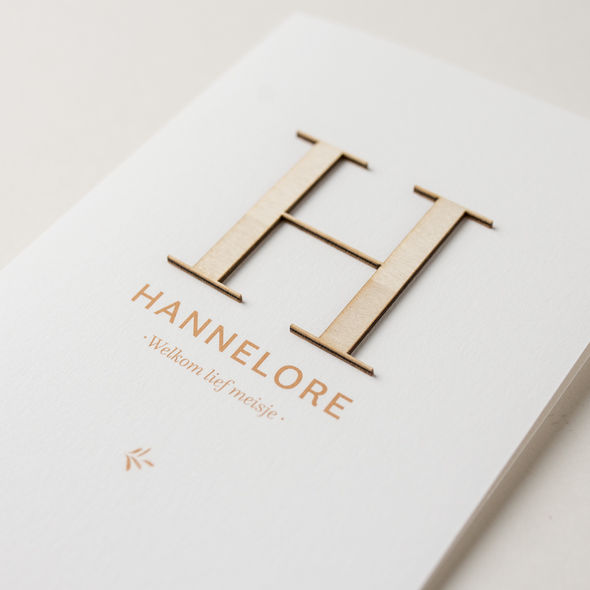 Geboortekaartje Hannelore | okergeel | houten letter