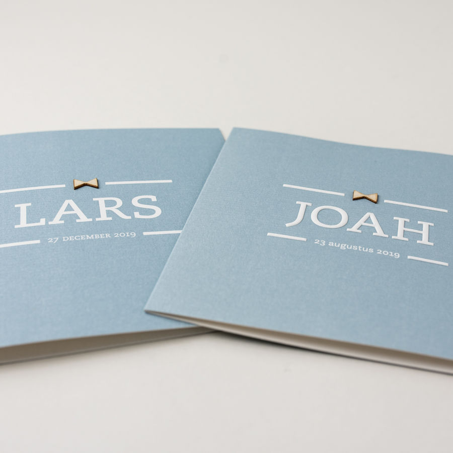 Geboortekaartjes Lars en Joah | houten strikje | oud blauw | preeg