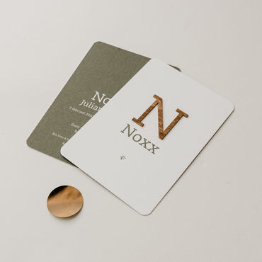 Geboortekaartje Noxx | jongen | mosgroen | houten letter (donker)