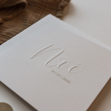 Geboortekaartje Noe | minimalistich | meisje | naam preeg | bling goud