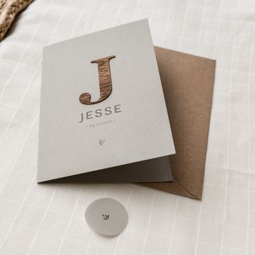 Geboortekaartje Jesse | jongen | houten letter (donker)