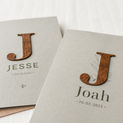 Geboortekaartje Joah en Jesse | houten letter donker | faalgroen