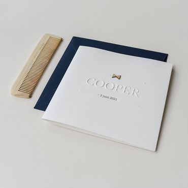 Geboortekaartje Cooper | blindpreeg | houten strikje | deftig blauw