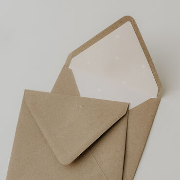 Envelop | kraftbruin | voering vleugje van poederroze | vierkant | 14 x 14 cm | studiokuuk