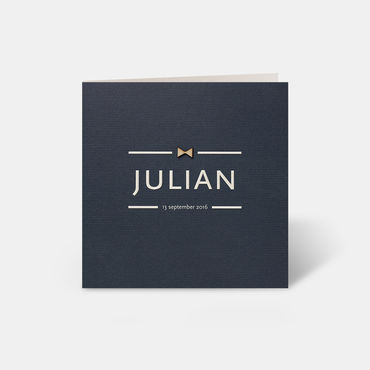 Luxe geboortekaartje jongen met naam in reliëfdruk,embossing en houten mini-strik | voorkant